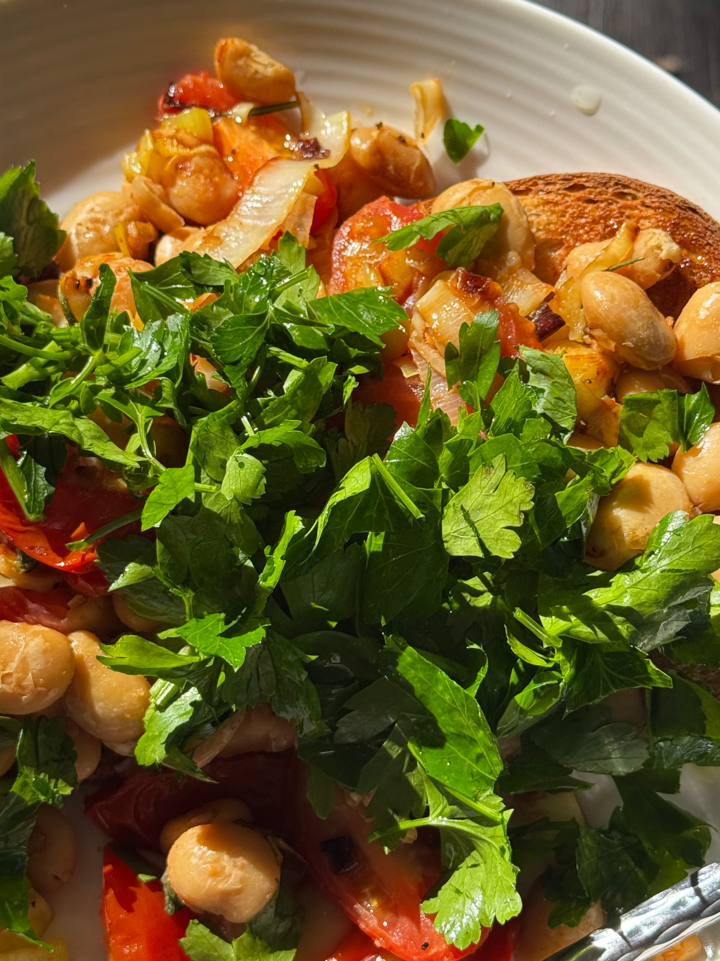 Chickpeas with tomato, parsley and sourdough